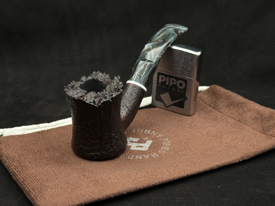 JOHNYPIPES 234 PLATEAUX CHERRYWOOD KUMLAMA | Doğal Kenarda Heykelsi Bir Duruş