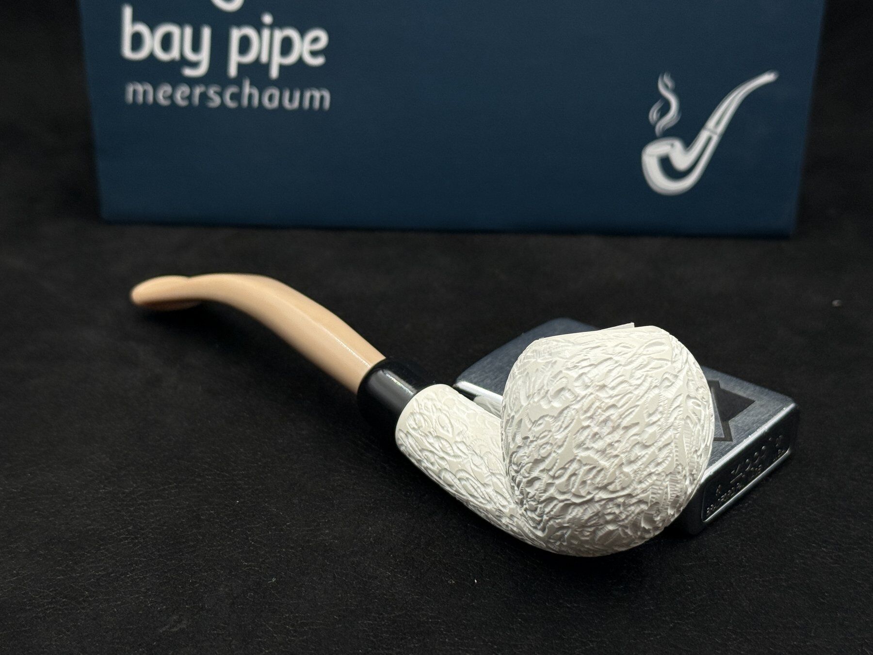 EMRE MANGALTEPE LÜLETAŞI HALF BENT YAPRAK RUSTİK MİNİ | Kompakt Form ve Krem Ağızlık Dengesi