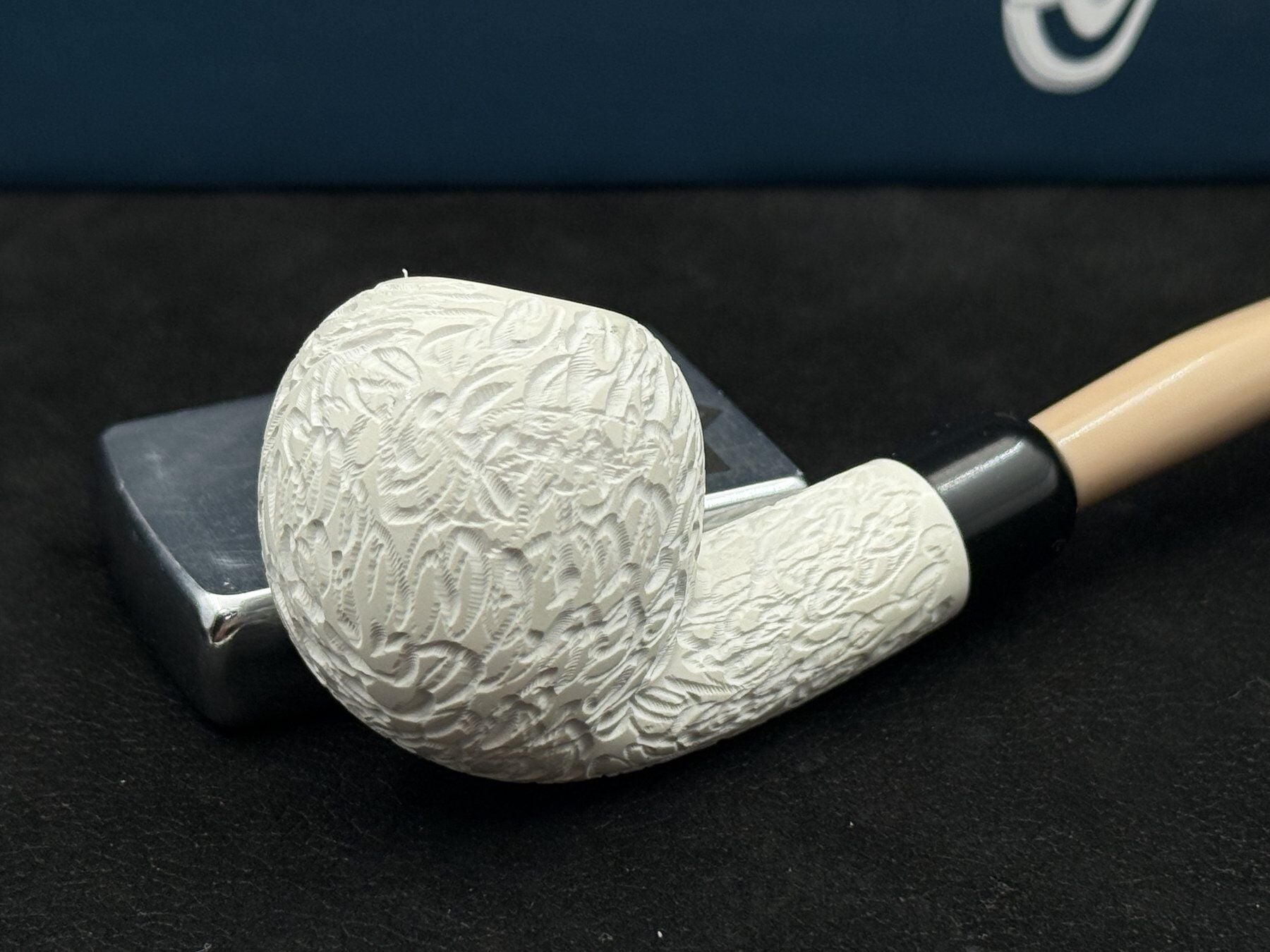 EMRE MANGALTEPE LÜLETAŞI HALF BENT YAPRAK RUSTİK MİNİ | Kompakt Form ve Krem Ağızlık Dengesi