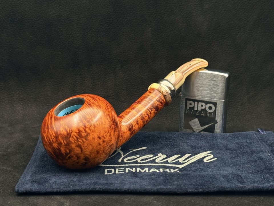Peder Jeppesen – Neerup Classic GR4 Bent Pipo | Mat Yüzeyde Dengeli Zarafet