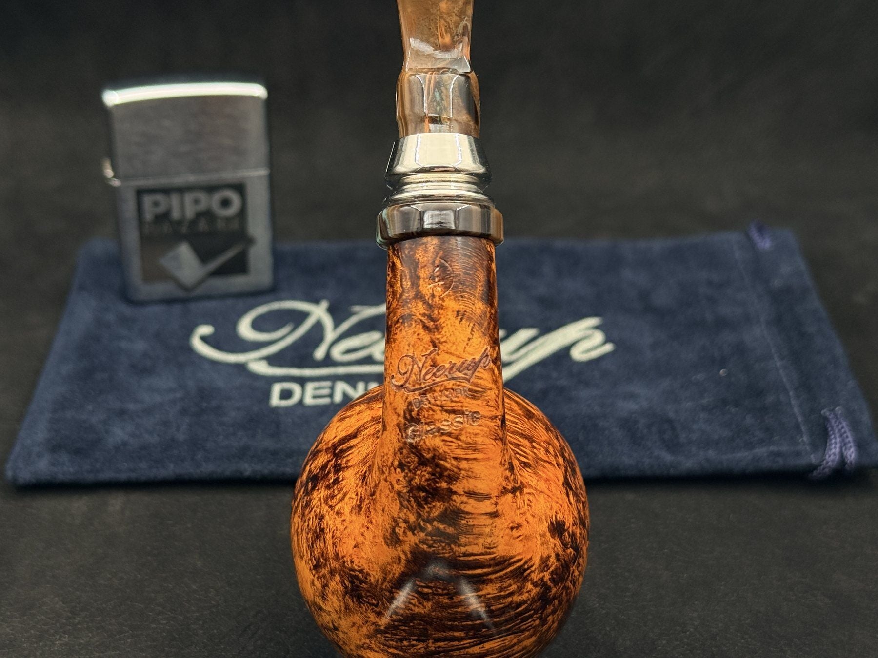 Peder Jeppesen – Neerup Classic GR4 Bent Pipo | Yoğun Damar Yapısında Derin Karakter