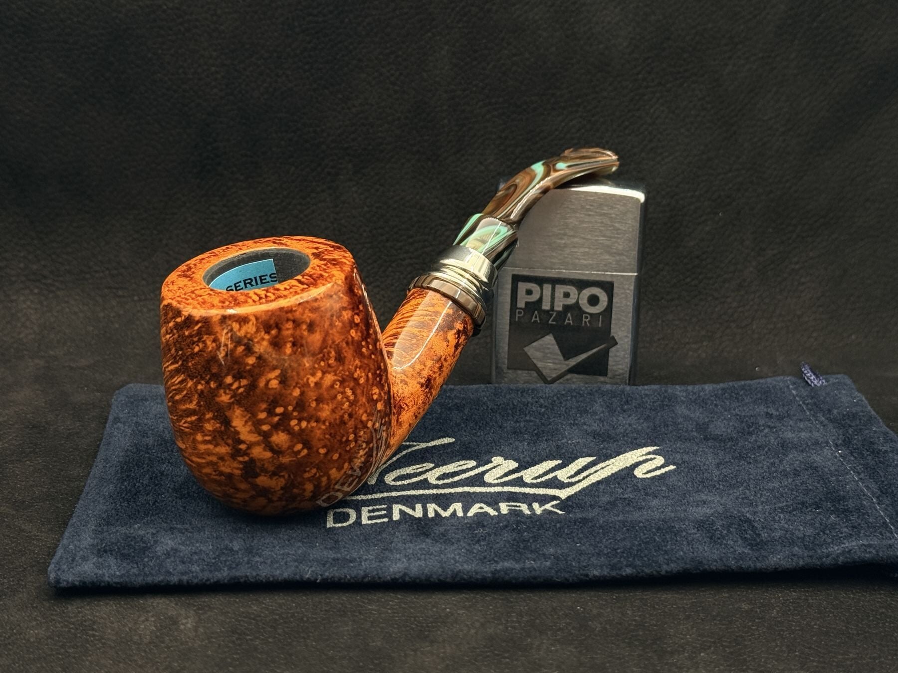 Peder Jeppesen – Neerup Classic GR5 Bent Pipo | Doğal Tonlarda Akıcı Zarafet