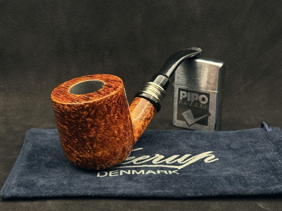 Peder Jeppesen – Neerup Classic GR5 Bent Pipo | Kontrast Dokuların Dengeli Gücü
