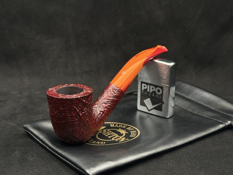 Ashton Brindle XX Bent Sandblast Pipo | Canlı Ağızlık & Güçlü İngiliz Karakteri