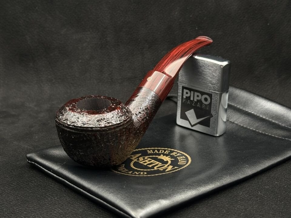 Ashton Brindle XXX Bent Sandblast Pipo | Güçlü Form & Cumberland Karakteri - 9MM