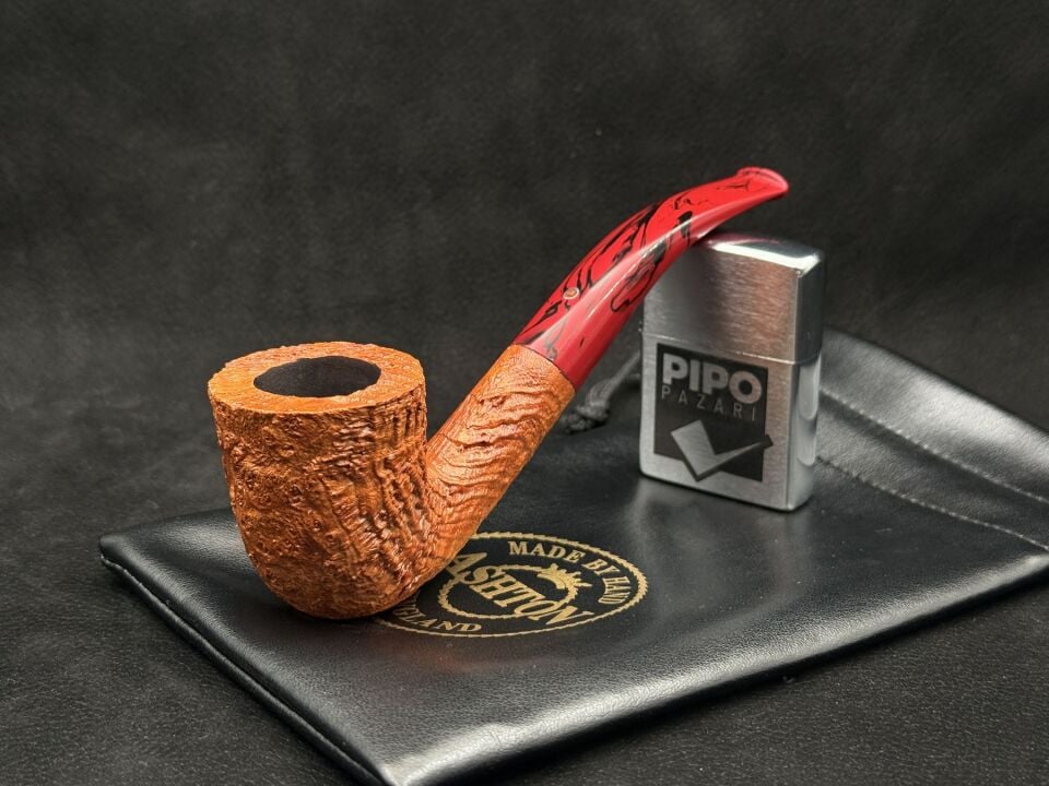 Ashton Oldchurch XX Bent Sandblast Pipo | Klasik İngiliz Stil & Kırmızı Hareli Ağızlık