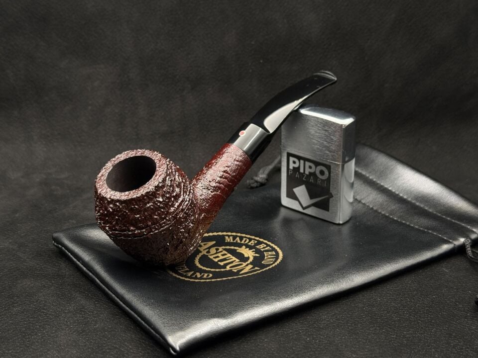 Ashton Pebble Grain XXX Quarter Bent Sandblast Pipo | Derin Kumlama & Güçlü İngiliz Karakteri