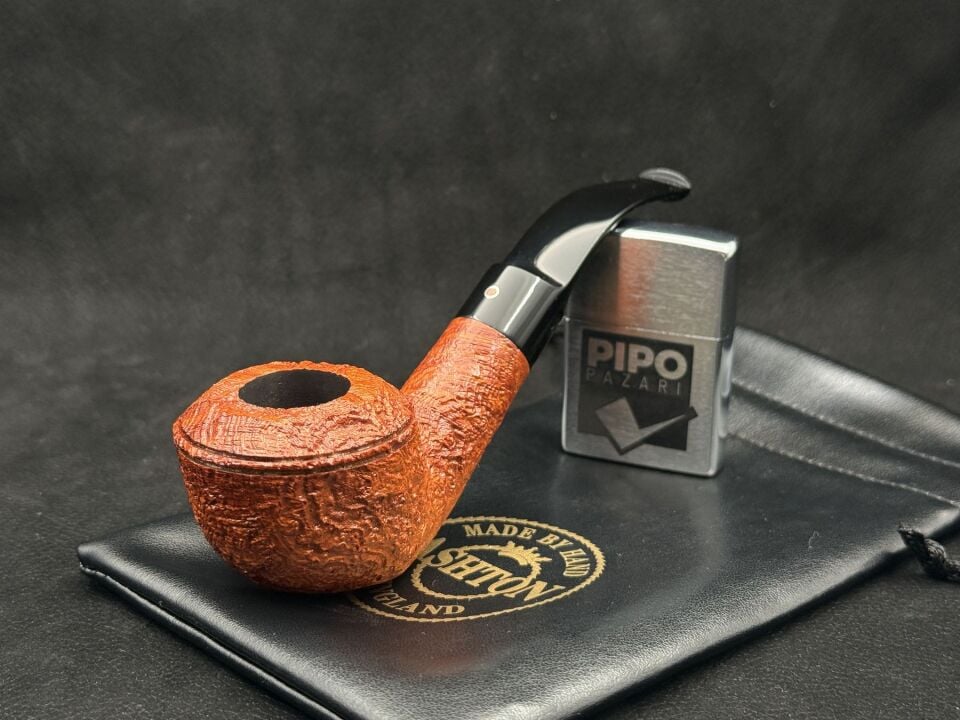 Ashton Oldchurch XXX Bent Sandblast Pipo 9mm | Güçlü Form & Dengeli İçim Karakteri