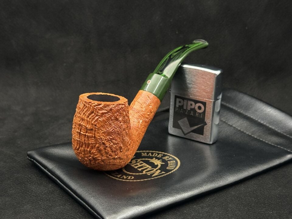 Ashton Oldchurch XXX Bent Sandblast Pipo | Yeşil Ağızlık & Klasik İngiliz Stil