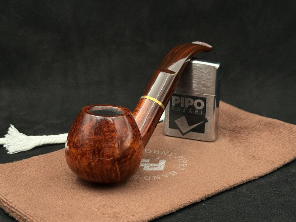 Johnypipes Cumberland 257 Pürüzsüz Bent Pipo | 9mm Filtreli